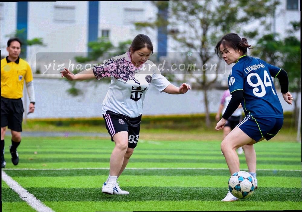 桌面上的邮件撰写界面与记事本特写，冷色调处理
